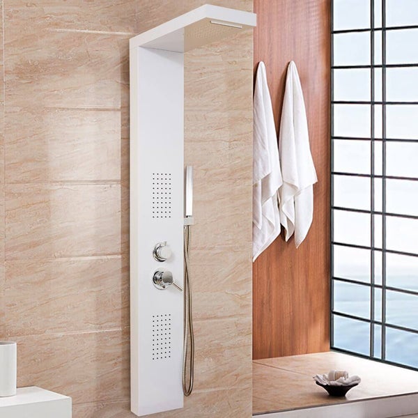 Duschpaneel zur Wandmontage mit Kopfbrause Handbrause und Massagedüsen in einem modernen Badezimmer mit beige gefliesten Wänden.