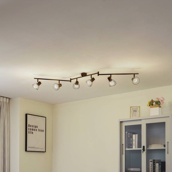 Deckenleuchte mit sechs Strahlern im Wohnzimmer