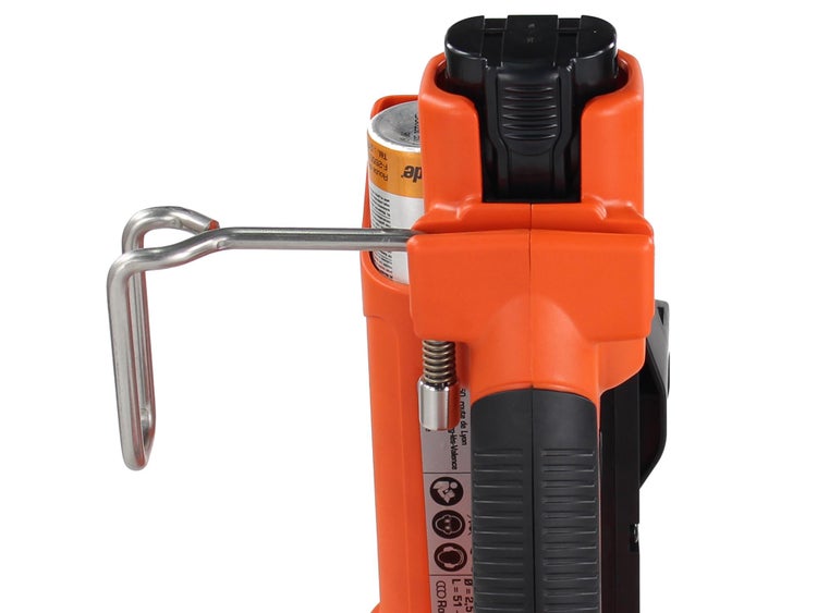 Detailansicht eines orangefarbenen Elektrowerkzeugs mit einem silberfarbenen Haken