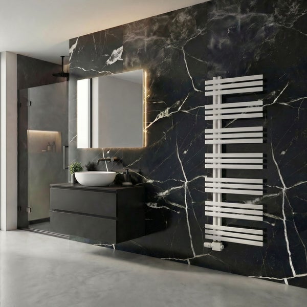 Modernes Badezimmer mit dunklen Fliesen in Marmoroptik, schwarzem Hängewaschtisch, beleuchtetem Spiegel und weißem Handtuchheizkörper.