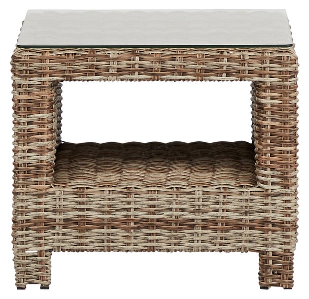 Gartenmöbelset aus Rattan mit Ecksofa, Sessel, Hocker und Tisch auf einer Holzterrasse