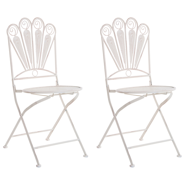 Zwei weiße, klappbare Gartenstühle aus Metall.