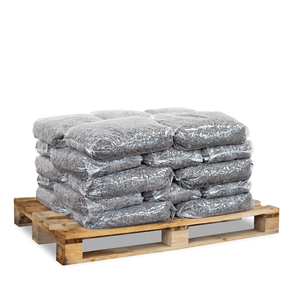 Holzpalette mit mehreren transparenten Säcken, gefüllt mit dunklem Splitt.