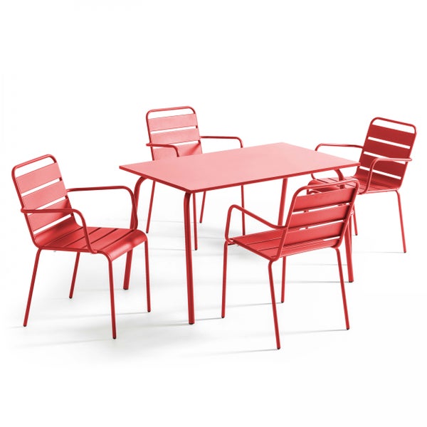 Rotes Gartenmöbel-Set aus Metall mit einem rechteckigen Tisch und vier Armlehnstühlen im Latten-Design.