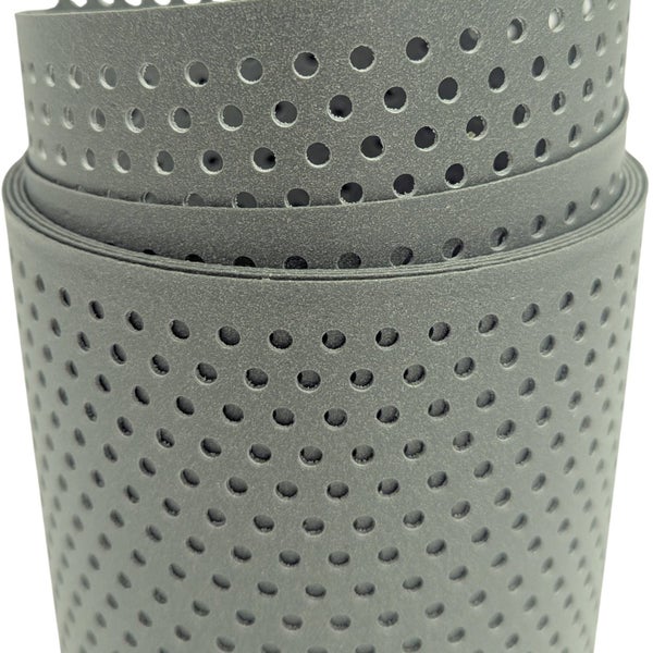 Graues, perforiertes Entwässerungsband aufgerollt.