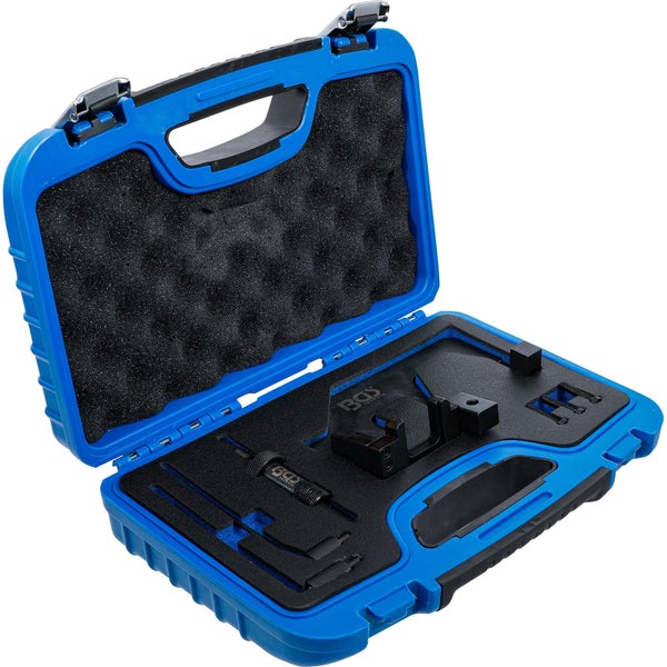 Offener blauer Werkzeugkoffer mit schwarzem Schaumstoff und Werkzeugen