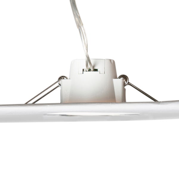 Rückansicht eines LED-Einbaustrahlers mit Federklammern zur Deckenmontage und transparentem Kabel.