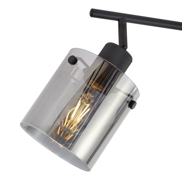 Detailaufnahme einer schwarzen Innenleuchte mit einem durchsichtigen Lampenschirm.