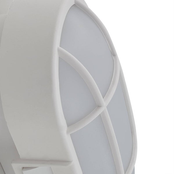 Nahaufnahme einer ovalen Außenleuchte in Weiß mit Schutzgitter und mattem Diffusor.