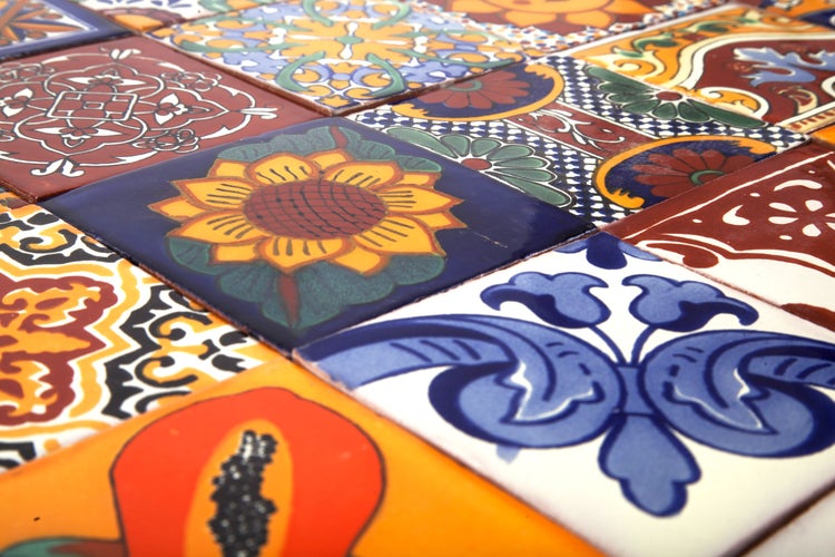 Fliesen mit floralen und abstrakten Mustern