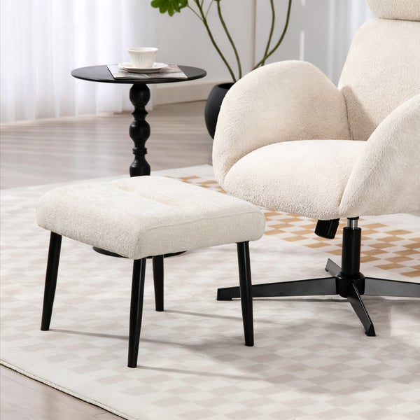 Szene mit Sessel mit Fußhocker, kleinem Tisch, Teetasse und Zimmerpflanze