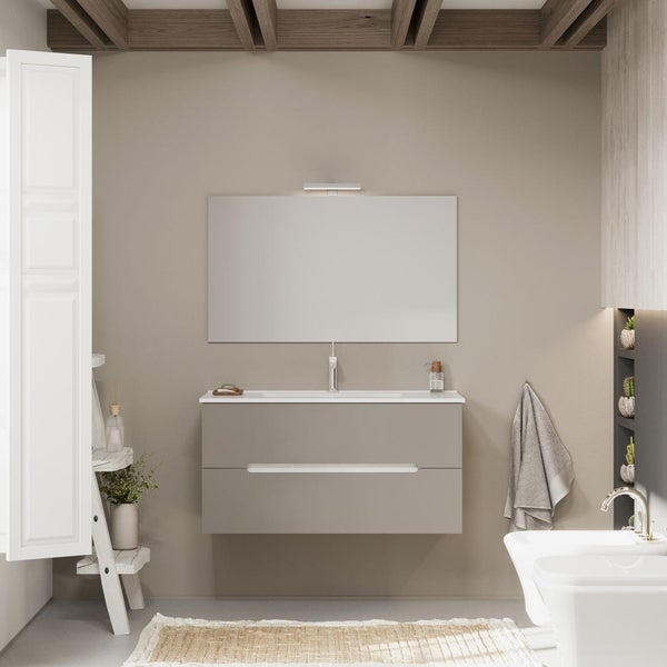 Modernes Badezimmer mit wandhängendem Waschtischunterschrank, großem Spiegel, Waschbecken und Armatur vor einer neutralen Wand.