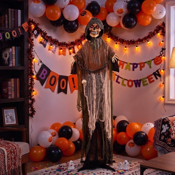 Animierte Halloween Skelett Figur mit Kette in einem dekorierten Raum mit Luftballons und Girlanden als festliche Dekoration