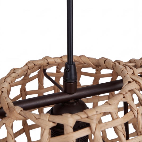 Detailansicht einer Pendelleuchte mit naturfarbenem Geflecht aus Rattan und schwarzer Metallaufhängung.