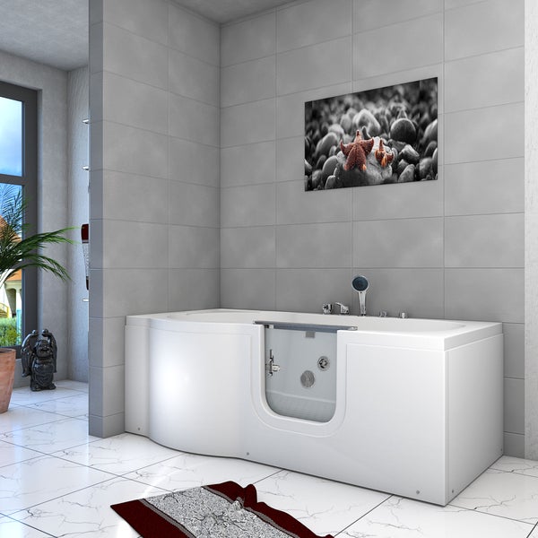 Begehbare Badewanne mit Glastür in einem hellen Badezimmer