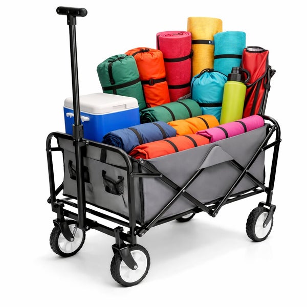 Zusammenklappbarer Bollerwagen mit Campingausrüstung wie Isomatten, Kühltasche und Trinkflasche.