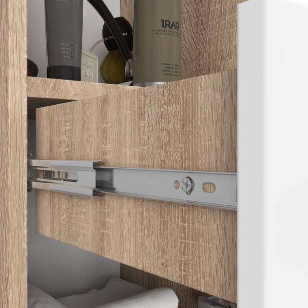 Detailansicht eines Badezimmerschranks mit Schublade und Auszugssystem