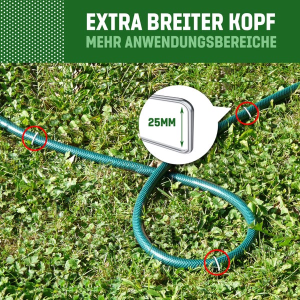 Bewässerungsschlauch fixiert mit Erdnägeln im Gras
