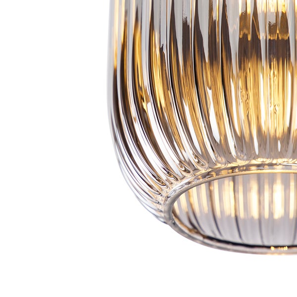 Detailaufnahme einer geriffelten Glasleuchte