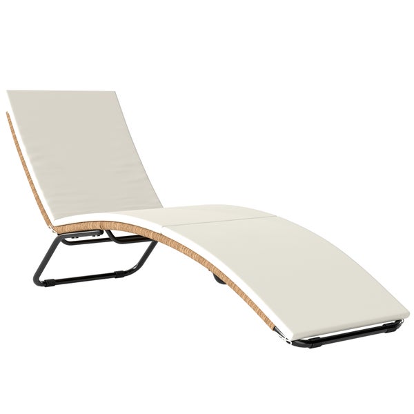 Ergonomische Gartenliege mit schwarzem Metallgestell, geflochtenem Rand und heller Polsterauflage.