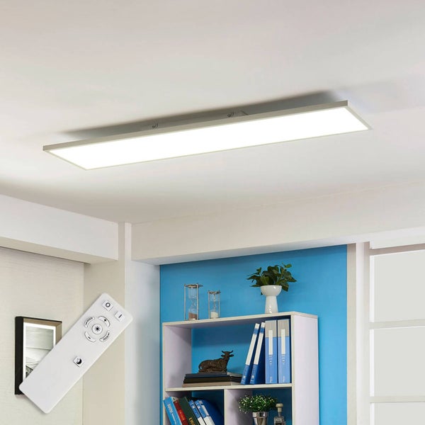 Rechteckiges LED-Deckenpanel im hellen Wohnraum mit Fernbedienung zur Lichtsteuerung.