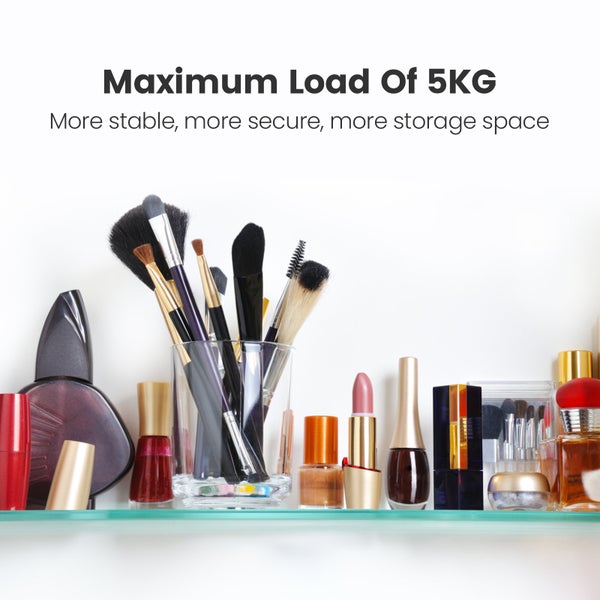 Glasregal mit Kosmetikartikeln und Pinseln