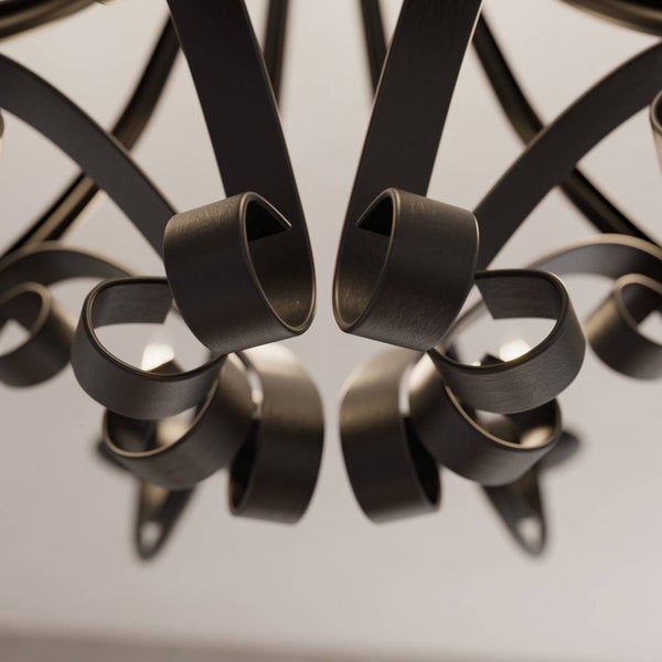 Detailaufnahme einer Deckenleuchte mit geschwungenen Metallelementen