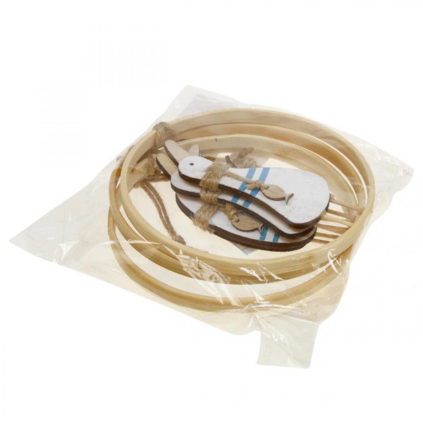 Dekorative Holzanhänger mit maritimen Motiven und Holzreifen in Verpackung