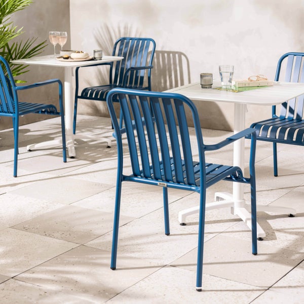 Grauer Outdoor-Sitzsack aus wetterfestem Textil auf einer Holzterrasse am Pool.