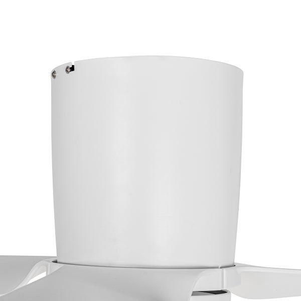 Weißer Baldachin eines Deckenventilators zur Abdeckung der Deckenmontage.