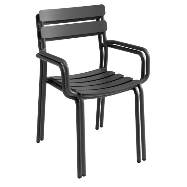 Stapelbarer Gartenstuhl aus Metall in Anthrazit mit Armlehnen und Lattendesign.
