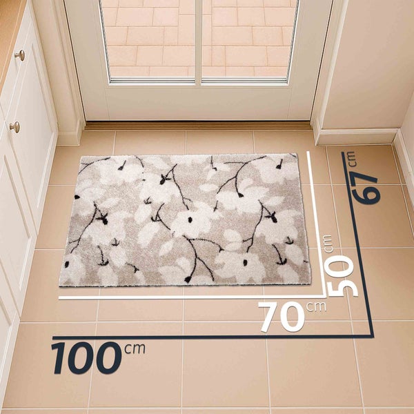 Rechteckige Fußmatte mit Blumenmuster und den Maßen 100 mal 67 Zentimeter.