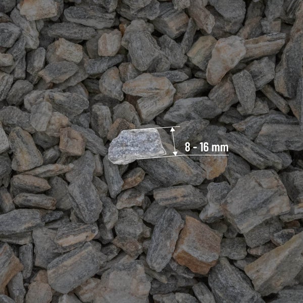 Nahaufnahme von Ziersplitt mit einer Körnung von 8 bis 16 Millimetern.