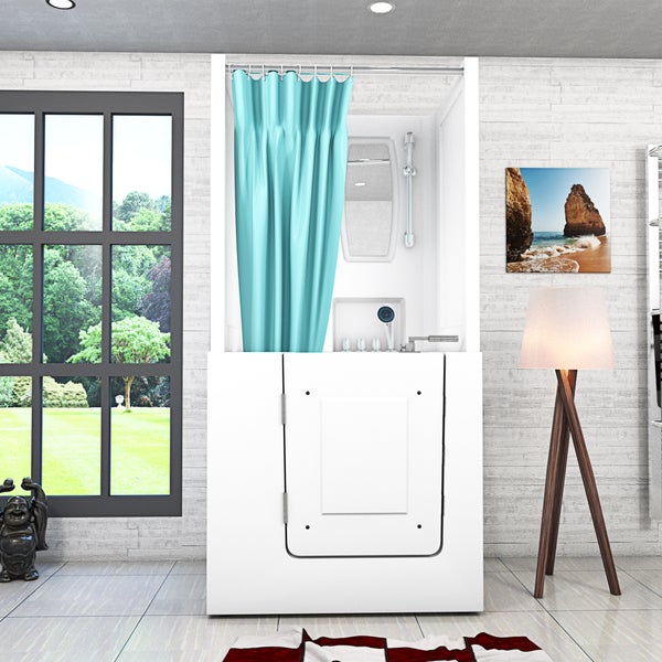 Modernes helles Badezimmer mit weißer Sitzbadewanne mit Tür, türkisfarbenem Duschvorhang und integrierten Armaturen.