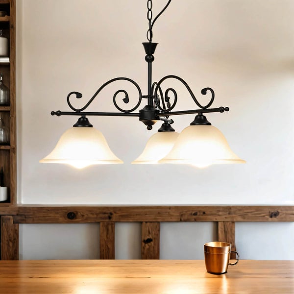 Hängelampe mit drei Leuchten über einem Holztisch