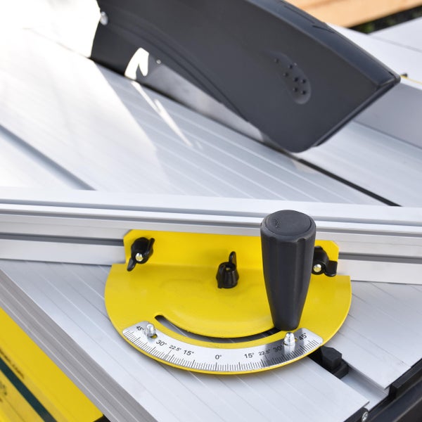 Detailansicht einer Kreissäge mit Winkeleinstellung