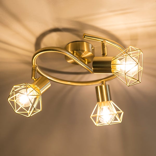 Deckenleuchte mit drei Strahlern und geometrischen Lampenschirmen