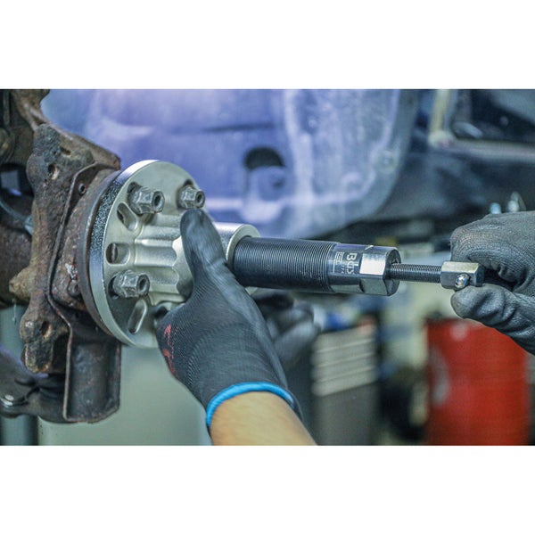 Radnabenwerkzeug im Einsatz am Fahrzeug