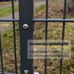 Detailansicht eines montierten Metallzauns mit Schrauben