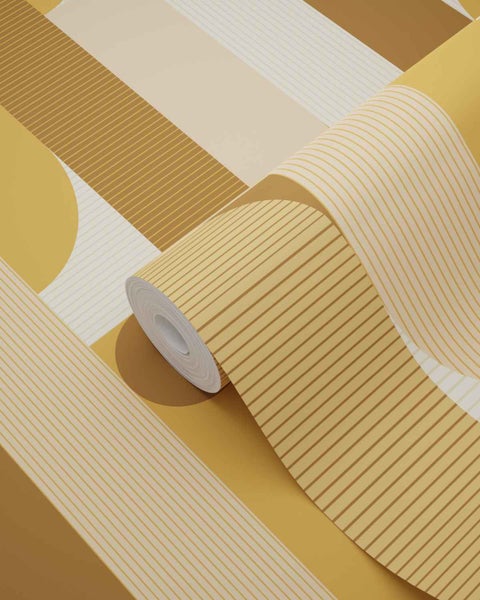 Vliestapete mit geometrischem Muster aus Streifen und Kreisen in Gelb, Beige und Braun.