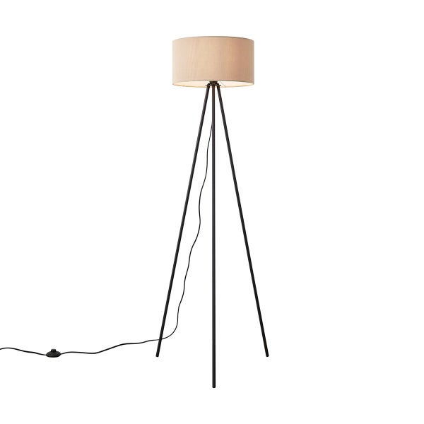 Dreibein-Stehleuchte mit schwarzem Metallgestell und beigem Stoffschirm.