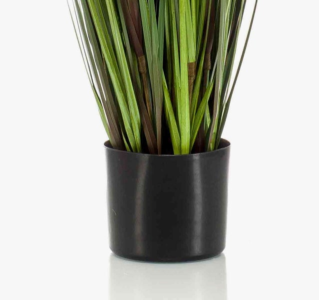 Künstliche Palme mit strukturiertem Stamm und grünen Wedeln in einem schwarzen Topf.