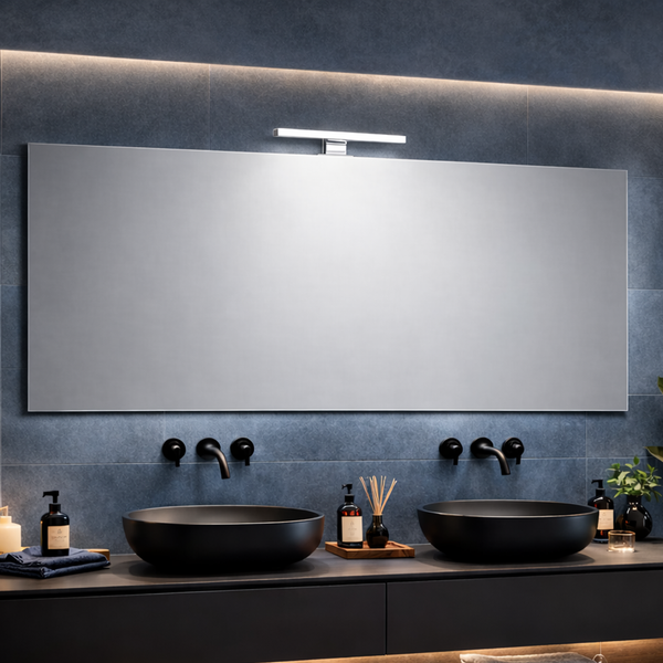 Modernes Badezimmer mit Waschtisch, Aufsatzwaschbecken, Wandarmaturen, Spiegel und Beleuchtung.