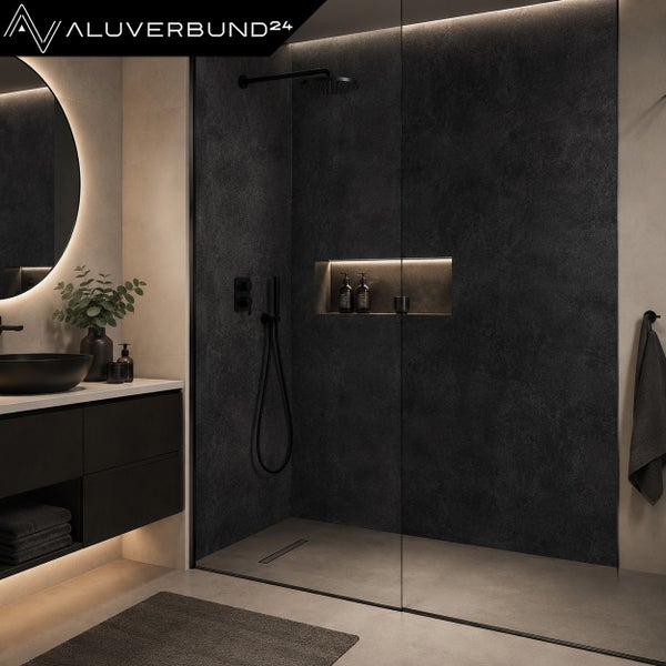 Aluverbund24 Logo. Modernes Bad mit begehbarer Dusche, dunklen Wandpaneelen in Steinoptik, schwarzen Armaturen und Rundspiegel.