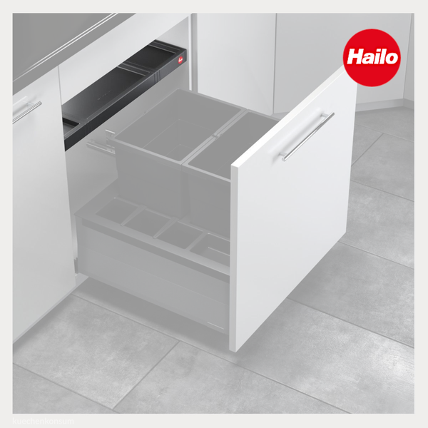 Hailo Mülltrennsystem für Küchenunterschränke mit schwarzer ausziehbarer Ablage über den Behältern und Hailo Logo.