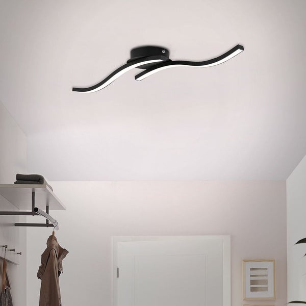 Moderne Deckenleuchte mit geschwungenem Design an einer Zimmerdecke