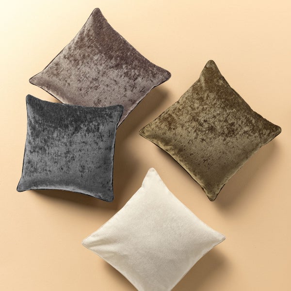 Vier quadratische Zierkissen aus Samt