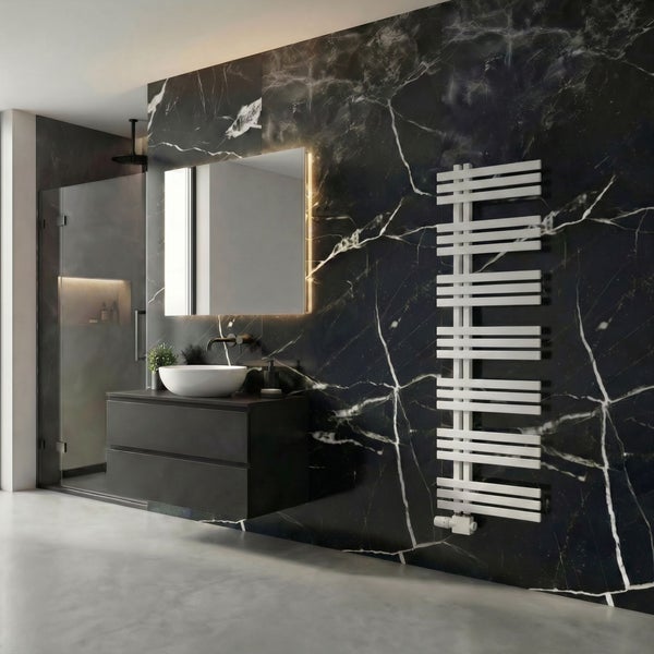 Modernes Badezimmer mit dunklen Marmor-Wandfliesen, weißem Handtuchheizkörper, Waschtischunterschrank und beleuchtetem Spiegel.