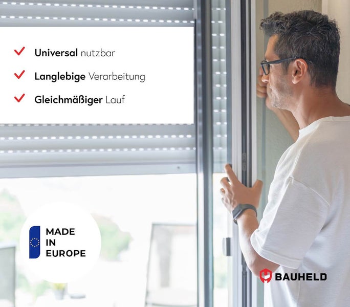 Mann bedient Rollladen mit den Eigenschaften: universell nutzbar, langlebige Verarbeitung und gleichmäßiger Lauf. Made in Europe Siegel und Bauheld Logo.