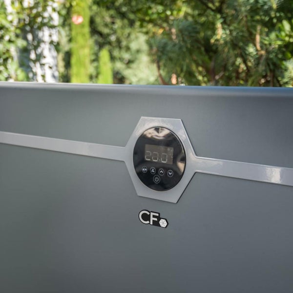 Nahaufnahme einer Gartenbox mit digitaler Anzeige